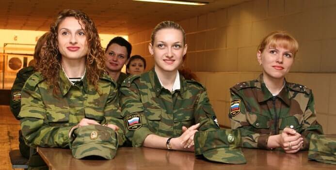 девушки на военной кафедре